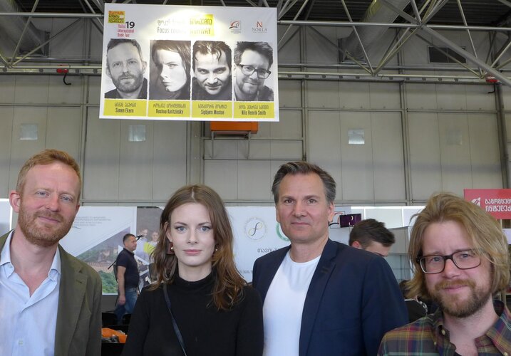 Under plakaten