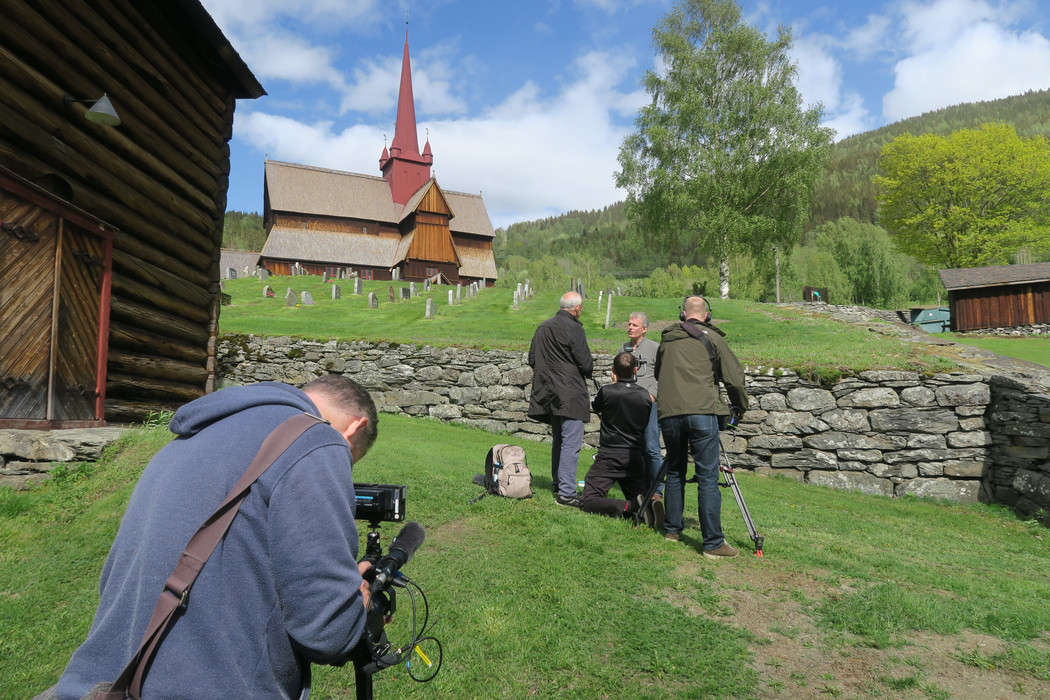 Lars Mytting intervjuet av Christhard Läpple fra den tyske TV-kanalen ZDF foran Ringebu stavkirke. Foto: Sunniva Adam
