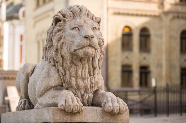 Løve foran stortingsbygningen. foto stortinget 600x400