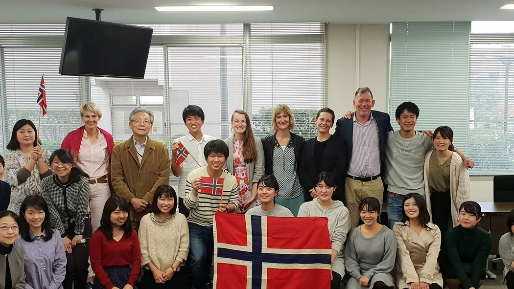 02 gruppebilde med skandinaviskstudentene på osaka universitet foto hvem da cut