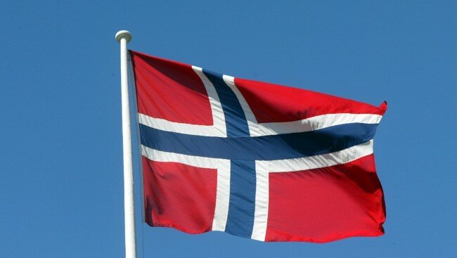 Norsk flagg i vind pÄ stang