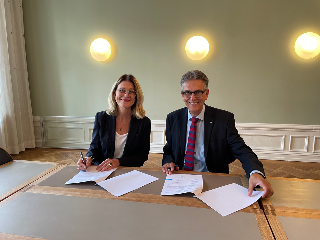Norlas direktør margit walsø og bokmessen i leipzigs direktør oliver zille signerer gjestelandsavtalen for 2025