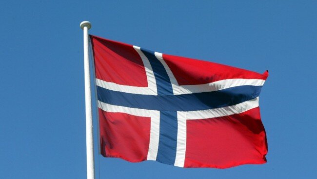 Norsk flagg i vind på stang