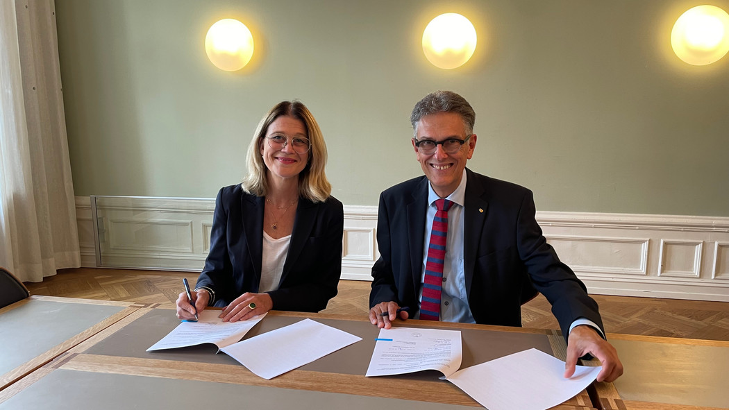 Norlas direktør margit walsø og bokmessen i leipzigs direktør oliver zille signerer gjestelandsavtalen for 2025