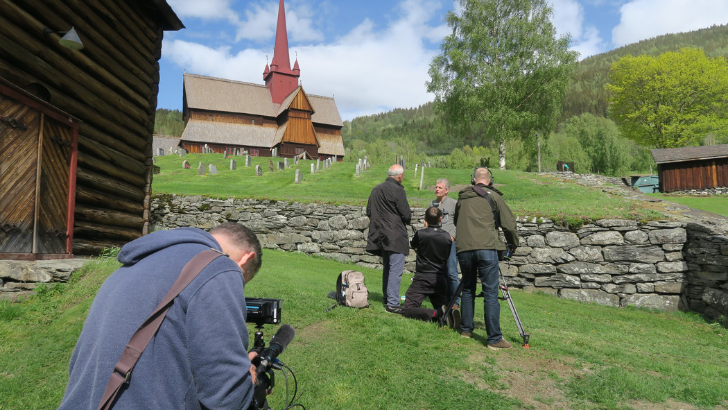 Lars Mytting intervjuet av Christhard Läpple fra den tyske TV-kanalen ZDF foran Ringebu stavkirke. Foto: Sunniva Adam