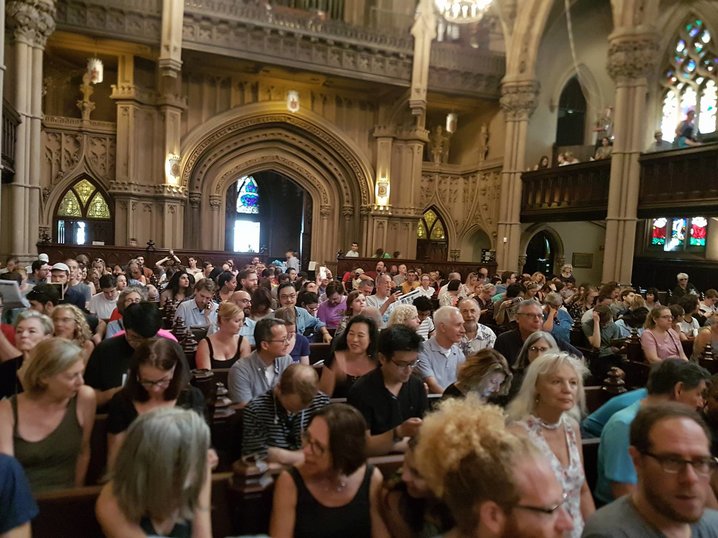 Publikum venter på knausgård m fl i trinity church