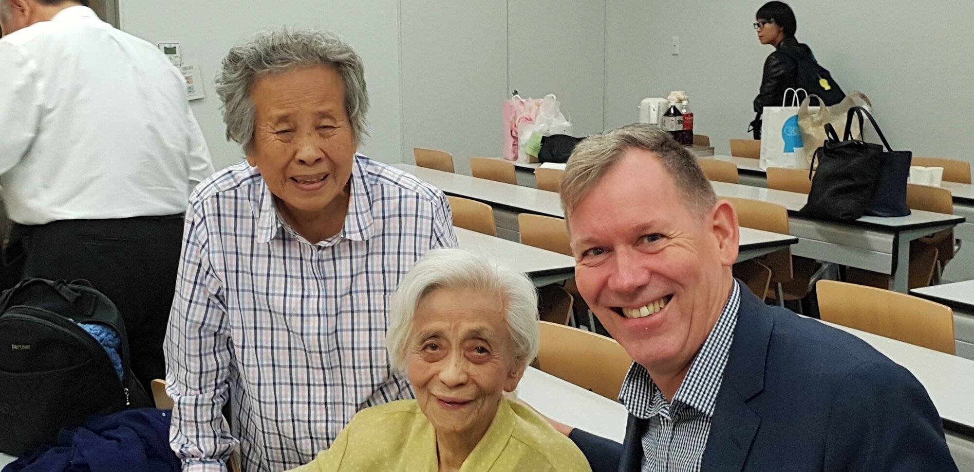 De to eldste tilhørerne var 84 og 94 år gamle. fra v yamazaki junko i midten japans første kvinnelige rektor på en videregående skole i osaka er teroyu usui. til h oliver.  fotograf